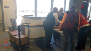 Delta Air Lines feeds pizza to stranded passangers salt lake slc after two broken jets long layover (1)