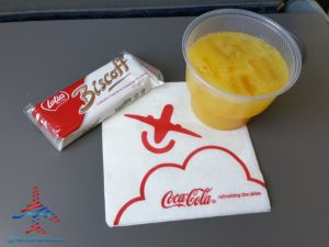 snacks look the same as Delta on AA RenesPoints blog