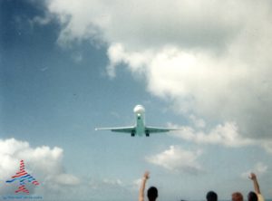 jet-landing-at-maho-beach-sxm-renespoints-blog