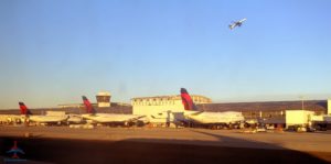 Delta 747 DTW Detroit airport photo RenesPoints blog