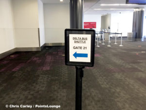 A sign at LAX airport Terminal 2, gate 22 instructs directs shuttle bus passengers to gate 21. © Chris Carley / PointsLounge 