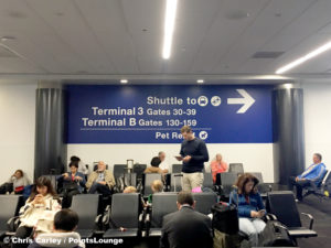 A sign at gate 21 directs passengers to Delta shuttle bus queues in Terminal 2 at Los Angeles International Airport in Westchester, CA. © Chris Carley / PointsLounge