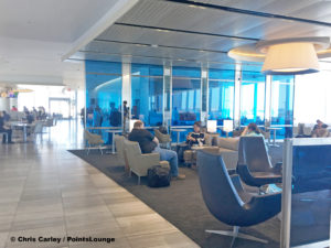 A seating area is seen at the United Club LAX airport lounge in Los Angeles, California. © Chris Carley / PointsLounge.